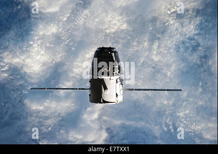 Le SpaceX Dragon du fret commercial de plaisance s'approche de la Station spatiale internationale pour le grappin et de mouiller le 23 septembre 2014 dans l'orbite de la Terre. Dragon va passer les 4 prochaines semaines fixé à la poste que l'harmonie de l'équipage Expédition 41 décharge 4 885 livres de matériel, fournitures de l'équipage, des expériences, et de l'ordinateur et de sortie dans l'équipement. Banque D'Images