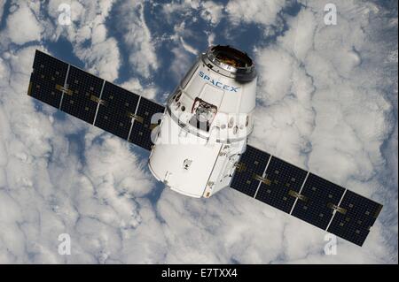 Le SpaceX Dragon du fret commercial de plaisance s'approche de la Station spatiale internationale pour le grappin et de mouiller le 23 septembre 2014 dans l'orbite de la Terre. Dragon va passer les 4 prochaines semaines fixé à la poste que l'harmonie de l'équipage Expédition 41 décharge 4 885 livres de matériel, fournitures de l'équipage, des expériences, et de l'ordinateur et de sortie dans l'équipement. Banque D'Images