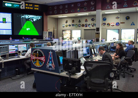 Le directeur de vol de la NASA Chris Edelen contrôleurs et surveiller la Capsule Dragon de SpaceX, et l'accostage de la pince à la Station spatiale internationale le 23 septembre 2014 à Houston, Texas. Banque D'Images