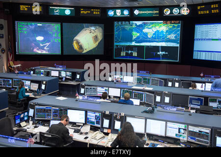 Le directeur de vol de la NASA Chris Edelen contrôleurs et surveiller la Capsule Dragon de SpaceX, et l'accostage de la pince à la Station spatiale internationale le 23 septembre 2014 à Houston, Texas. Banque D'Images