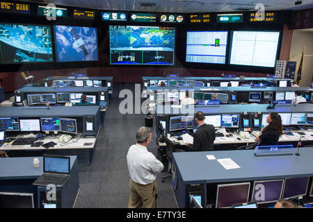 Le directeur de vol de la NASA Chris Edelen contrôleurs et surveiller la Capsule Dragon de SpaceX, et l'accostage de la pince à la Station spatiale internationale le 23 septembre 2014 à Houston, Texas. Banque D'Images