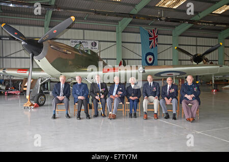 Anciens Combattants assister à la bataille d'Angleterre Media Journée au hangar du patrimoine de Biggin Hill commémorant le Hawker Hurricane P3886. Banque D'Images