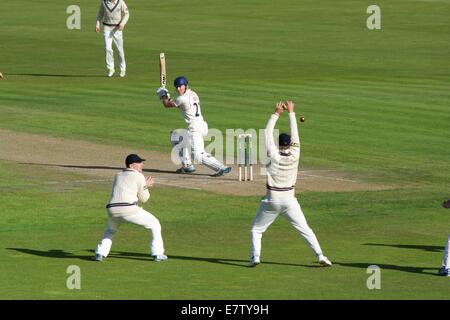 Manchester, UK 24 septembre 2014 Luis Reece (Lancashire) bords et n'est pas atteint dans les feuillets. V Lancashire cricket du comté de Middlesex, Manchester, UK Crédit : John Fryer/Alamy Live News Banque D'Images