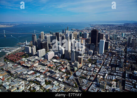 Columbus Avenue menant à la Transamerica Pyramid et gratte-ciel du centre-ville de San Francisco, Californie, USA - aeial Banque D'Images