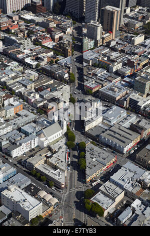 Columbus Avenue menant à la Transamerica Pyramid et gratte-ciel du centre-ville de San Francisco, Californie, USA - vue aérienne Banque D'Images