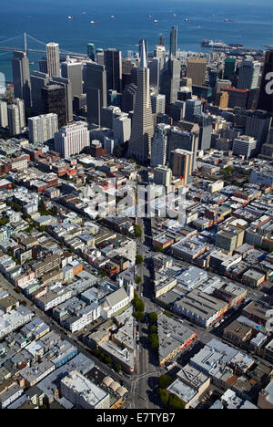 Columbus Avenue menant à la Transamerica Pyramid et gratte-ciel du centre-ville de San Francisco, Californie, USA - vue aérienne Banque D'Images