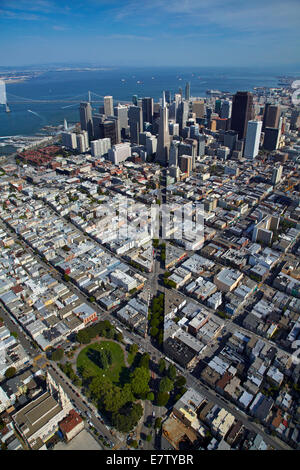 Washington Square Park, et Columbus Avenue menant au centre-ville de San Francisco, et San Francisco, Californie, USA - vue aérienne Banque D'Images