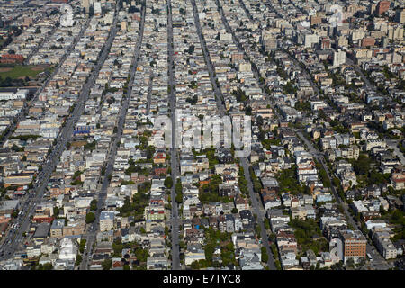 Lombard Street (la plus grande rue à gauche), Cow Hollow Neighbourhood, San Francisco, Californie, USA - vue aérienne Banque D'Images