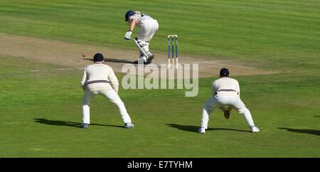 Manchester, UK 24 septembre 2014 Luis Reece (Lancashire) est frappé sur le corps par la balle. V Lancashire cricket du comté de Middlesex, Manchester, UK Crédit : John Fryer/Alamy Live News Banque D'Images