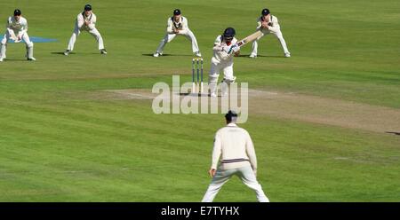 Manchester, UK 24 septembre 2014 Prince Ashwell (Lancashire) clips la balle à la limite pour 4. V Lancashire cricket du comté de Middlesex, Manchester, UK Crédit : John Fryer/Alamy Live News Banque D'Images