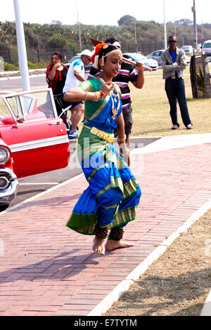 Jeune femme effectue danse traditionnelle indienne de spectateurs sur la promenade à la Journée du patrimoine à pied à Durban, Afrique du Sud Banque D'Images