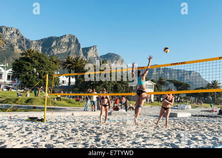 Beach volley sur la plage de Camps Bay, Cape Town, Afrique du Sud Banque D'Images