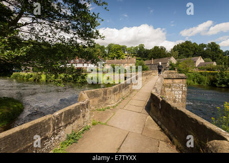 Chemin de pierre sur petit pont avec personne en arrière-plan Bakewell Derbyshire, Angleterre Banque D'Images