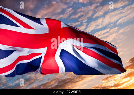 L'image d'une 'Union Jack' - Union européenne Drapeau de la Grande-Bretagne contre l'aube nouvelle le lever du soleil. Banque D'Images