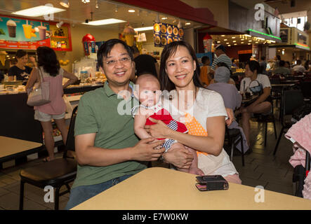 Vietnamese-Americans, mère, père, enfant, fille, Asian Garden Mall, City of westminster, Orange County, Californie Banque D'Images