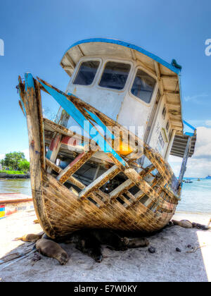 Bateau de pêche détruit, îles Galapagos, l'Amérique du Sud. Banque D'Images