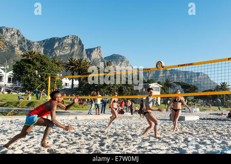 Beach volley sur la plage de Camps Bay, Cape Town, Afrique du Sud Banque D'Images