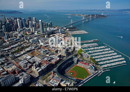 Le parc AT&T / Giants Ballpark, South Beach Marina, le centre-ville de San Francisco, et le pont de la baie, en Californie, USA - vue aérienne Banque D'Images