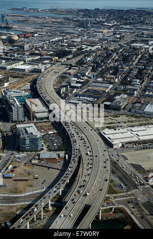 Le sud de l'Embarcadero Freeway (I-280), à proximité du centre-ville de San Francisco, Californie, USA - vue aérienne Banque D'Images