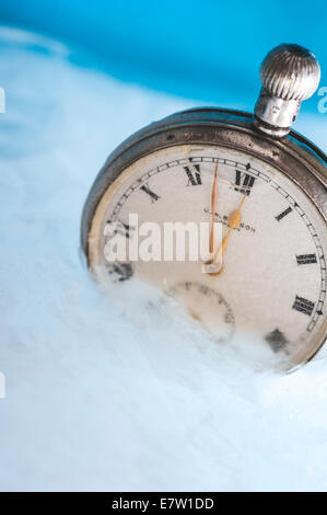 Ancienne montre de poche de glace gelé dans certains. Banque D'Images