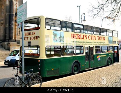 Vintage tour bus à Berlin Banque D'Images