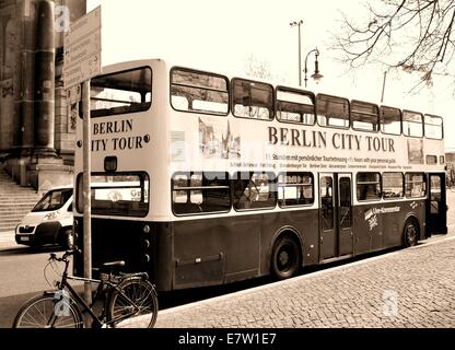 Vintage tour bus à Berlin Banque D'Images