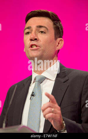 MANCHESTER, UK. 24 Septembre, 2014. Andy Burnham, Shadow Secrétaire d'État à la santé, traite de l'auditorium sur le quatrième jour de la conférence annuelle du Parti travailliste à Manchester Central Convention Complex Crédit : Russell Hart/Alamy Live News. Banque D'Images