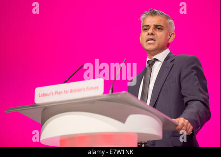 MANCHESTER, UK. 24 Septembre, 2014. Sadiq Khan, Shadow Secrétaire d'Etat à la justice, Shadow Lord Chancelier, traite de l'auditorium sur le quatrième jour de la conférence annuelle du Parti travailliste à Manchester Central Convention Complex Crédit : Russell Hart/Alamy Live News. Banque D'Images