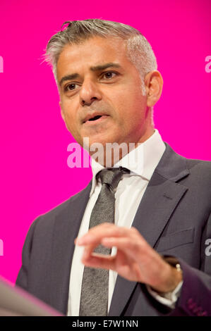 MANCHESTER, UK. 24 Septembre, 2014. Sadiq Khan, Shadow Secrétaire d'Etat à la justice, Shadow Lord Chancelier, traite de l'auditorium sur le quatrième jour de la conférence annuelle du Parti travailliste à Manchester Central Convention Complex Crédit : Russell Hart/Alamy Live News. Banque D'Images