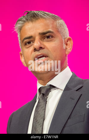 MANCHESTER, UK. 24 Septembre, 2014. Sadiq Khan, Shadow Secrétaire d'Etat à la justice, Shadow Lord Chancelier, traite de l'auditorium sur le quatrième jour de la conférence annuelle du Parti travailliste à Manchester Central Convention Complex Crédit : Russell Hart/Alamy Live News. Banque D'Images