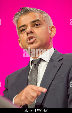 MANCHESTER, UK. 24 Septembre, 2014. Sadiq Khan, Shadow Secrétaire d'Etat à la justice, Shadow Lord Chancelier, traite de l'auditorium sur le quatrième jour de la conférence annuelle du Parti travailliste à Manchester Central Convention Complex Crédit : Russell Hart/Alamy Live News. Banque D'Images