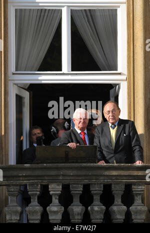 Fichier - Un fichier photo datée du 30 septembre 2009 shoews l'ancien ministre allemand des affaires étrangères Hans-Dietrich Genscher et ancienne chancellerie ministre Rudolf Seiters (L) debout à une plaque en bronze sur le célèbre balcon de l'ambassade allemande, qui commémore Genscher, discours à des réfugiés de l'Allemagne de l'Est, à Prague, en République tchèque. Genscher a fait un discours historique depuis le balcon à 07:00 h le 30 septembre 1989, 'Nous sommes venus à vous pour vous dire qu'aujourd'hui, votre départ." Le reste de son discours était noyé dans cheers. Genscher, qui venait de subir une crise cardiaque, de rappeler ce que la meilleure exp Banque D'Images