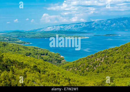 Partie nord de l'île de Hvar et Brac Island dans la distance, Croatie Banque D'Images