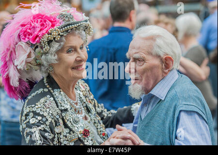 Londres, Royaume-Uni. 24 Septembre, 2014. Une reine nacré mène la dernière Danse du Thé Spitalfields de 2014 - avec la musique de la nouvelle danse de Covent Garden Orchestra. Marché de Spitalfields, Londres, Royaume-Uni, 24 sept 2014. Crédit : Guy Bell/Alamy Live News Banque D'Images