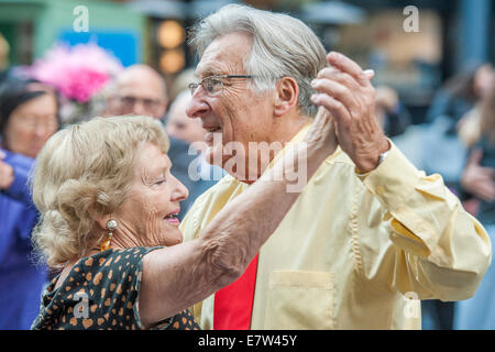 Londres, Royaume-Uni. 24 Septembre, 2014. Une reine nacré mène la dernière Danse du Thé Spitalfields de 2014 - avec la musique de la nouvelle danse de Covent Garden Orchestra. Marché de Spitalfields, Londres, Royaume-Uni, 24 sept 2014. Crédit : Guy Bell/Alamy Live News Banque D'Images