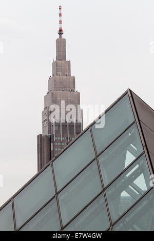 Tour DoCoMo au-dessus d'une pyramide de verre à Shinjuku, Tokyo, Japon. Banque D'Images