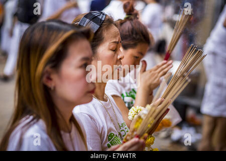 Bangkok, Thaïlande. Sep 24, 2014. Les femmes portant du blanc pour le Festival Végétarien prient à l'Thian Fah de culte, un temple chinois dans le quartier chinois de Bangkok. Le festival est célébré dans toute la Thaïlande. C'est la version thaïlandaise de l'empereur les neuf dieux Festival, une célébration taoïste de neuf jours à compter de la veille du 9e mois lunaire du calendrier chinois. Au cours d'une période de 9 jours, ceux qui participent au festival tous les en blanc et s'abstenir de manger de la viande, volaille, fruits de mer et les produits laitiers. Credit : ZUMA Press, Inc./Alamy Live News Banque D'Images