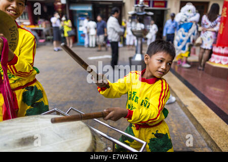 Bangkok, Thaïlande. Sep 24, 2014. Un garçon dans une troupe de danse du lion de la jeunesse joue de la batterie dans le Temple Thian Fah dans le quartier chinois de Bangkok. Sa troupe jouait dans les rues de Chinatown et solliciter des dons de passants. Le festival est célébré dans toute la Thaïlande. C'est la version thaïlandaise de l'empereur les neuf dieux Festival, une célébration taoïste de neuf jours à compter de la veille du 9e mois lunaire du calendrier chinois. Credit : ZUMA Press, Inc./Alamy Live News Banque D'Images