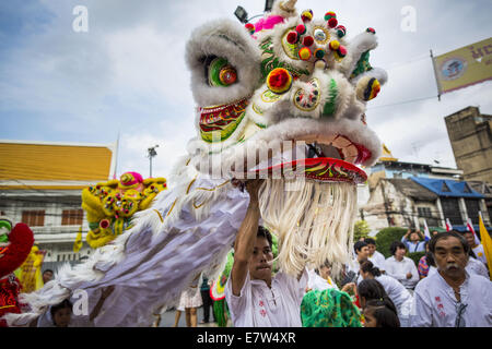 Bangkok, Thaïlande. Sep 24, 2014. Les spectacles de danse du lion chinois sur Yaowarat Road, dans le quartier chinois de Bangkok pendant la Parade Festival Végétarien. Le festival est célébré dans toute la Thaïlande. C'est la version thaïlandaise de l'empereur les neuf dieux Festival, une célébration taoïste de neuf jours à compter de la veille du 9e mois lunaire du calendrier chinois. Au cours d'une période de 9 jours, ceux qui participent au festival tous les en blanc et s'abstenir de manger de la viande, volaille, fruits de mer et les produits laitiers. Credit : ZUMA Press, Inc./Alamy Live News Banque D'Images