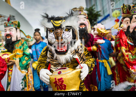 Bangkok, Thaïlande. Sep 24, 2014. Un danseur vêtu comme un tigre dans le défilé du festival végétarien à Bangkok. Tigers jouent un rôle important dans l'alchimie taoïste. Les caractères représentant les dieux taoïstes Mener le défilé du festival végétarien à Bangkok. Le festival est célébré dans toute la Thaïlande. C'est la version thaïlandaise de l'empereur les neuf dieux Festival, une célébration taoïste de neuf jours à compter de la veille du 9e mois lunaire du calendrier chinois. Credit : ZUMA Press, Inc./Alamy Live News Banque D'Images