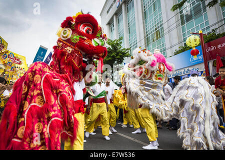 Bangkok, Thaïlande. Sep 24, 2014. Les spectacles de danse du lion chinois sur Yaowarat Road, dans le quartier chinois de Bangkok pendant la Parade Festival Végétarien. Le festival est célébré dans toute la Thaïlande. C'est la version thaïlandaise de l'empereur les neuf dieux Festival, une célébration taoïste de neuf jours à compter de la veille du 9e mois lunaire du calendrier chinois. Au cours d'une période de 9 jours, ceux qui participent au festival tous les en blanc et s'abstenir de manger de la viande, volaille, fruits de mer et les produits laitiers. Credit : ZUMA Press, Inc./Alamy Live News Banque D'Images