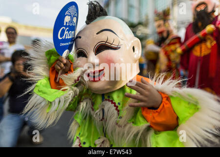 Bangkok, Thaïlande. Sep 24, 2014. Un garçon dessed comme un dieu taoïste dans les marches du Festival Végétarien à Bangkok. Le festival est célébré dans toute la Thaïlande. C'est la version thaïlandaise de l'empereur les neuf dieux Festival, une célébration taoïste de neuf jours à compter de la veille du 9e mois lunaire du calendrier chinois. Au cours d'une période de 9 jours, ceux qui participent au festival tous les en blanc et s'abstenir de manger de la viande, volaille, fruits de mer et les produits laitiers. Credit : ZUMA Press, Inc./Alamy Live News Banque D'Images