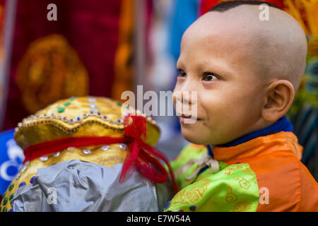 Bangkok, Thaïlande. Sep 24, 2014. Un garçon attend à mars dans le défilé du festival végétarien à Bangkok. Il était habillé comme un dieu taoïste. Le festival est célébré dans toute la Thaïlande. C'est la version thaïlandaise de l'empereur les neuf dieux Festival, une célébration taoïste de neuf jours à compter de la veille du 9e mois lunaire du calendrier chinois. Au cours d'une période de 9 jours, ceux qui participent au festival tous les en blanc et s'abstenir de manger de la viande, volaille, fruits de mer et les produits laitiers. Credit : ZUMA Press, Inc./Alamy Live News Banque D'Images