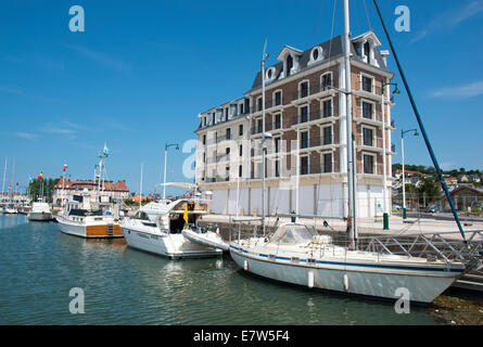 Bateaux dans le port de Deauville, Normandie France UE Banque D'Images