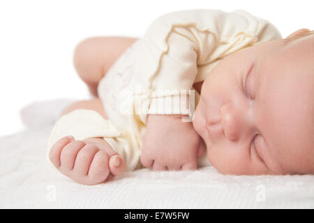 Baby lying on bed pacifiques pendant le sommeil Banque D'Images