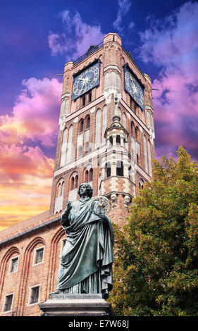 Sculpture de Nicolas Copernic en face de l'hôtel de ville de Torun, Pologne, au coucher du soleil. Banque D'Images