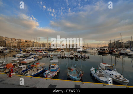 Marina du Pirée à Athènes au temps de crépuscule Banque D'Images