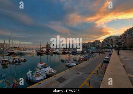 Marina du Pirée à Athènes au temps de crépuscule Banque D'Images