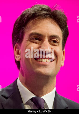 MANCHESTER, UK. 24 Septembre, 2014. Leader du travail Ed Miliband sourit pendant quatre jours de la conférence annuelle du Parti travailliste à Manchester Central Convention Complex Crédit : Russell Hart/Alamy Live News. Banque D'Images