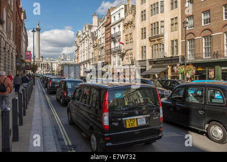 Le centre de Londres, au Royaume-Uni. 24 septembre 2014. Les chauffeurs de taxi taxi noir protester TfL's taxi aujourd'hui les politiques en conduisant dans le centre de Londres, dans un rythme d'escargots autour de 2h00. Les zones touchées sont autour de la place du Parlement, Trafalgar Square et de Whitehall. Credit : Malcolm Park editorial/Alamy Live News. Banque D'Images